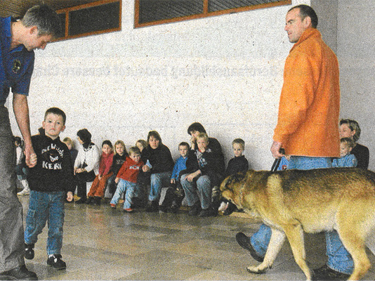 Umgang mit Hund „Leon“ geübt