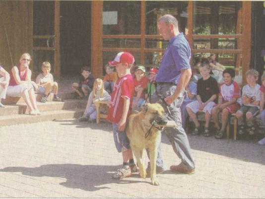 Hunde-Besuch kam in die Abt-Steyrer-Schule